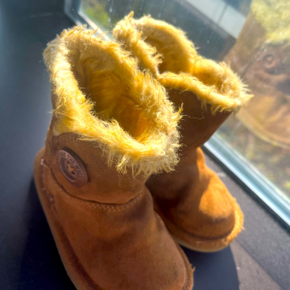 Toddler girls size 7 Vans boots with the fur. Hardly worn - like new 14cm